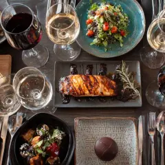 Un festin gourmand : que manger avec du Sauternes ? Fromages, poisson, salade, et même un dessert au chocolat, tout est là pour un accord parfait.
