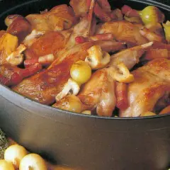 Délicieuse recette de cuisses de lapin en cocotte, mijotées avec des légumes et des lardons. Un plat réconfortant et savoureux.