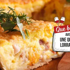 Une part de quiche lorraine garnie d'herbes, avec un encart "Que boire avec une quiche lorraine ?".