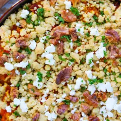Crumble de légumes aux noix et feta. Une idée savoureuse pour savoir que servir avec un crumble de légumes.