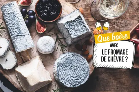 Plateau de fromages de chèvre variés, accompagnés de figues, raisins, confiture et amandes. La question "Que boire avec le fromage de chèvre ?" est mise en avant.