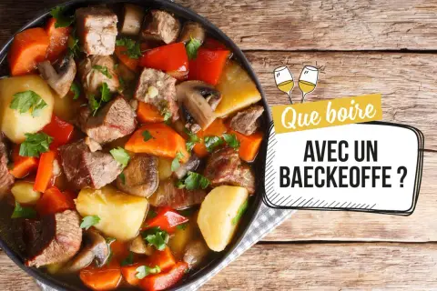 Un plat mijoté de baeckeoffe avec des morceaux de viande, pommes de terre, carottes et champignons. La question "Quel vin avec baeckeoffe ?" est affichée.