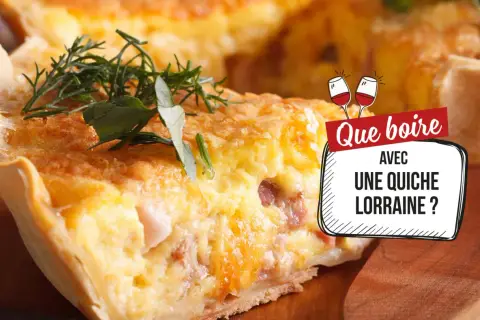 Une part de quiche lorraine garnie d'herbes, avec un encart "Que boire avec une quiche lorraine ?".