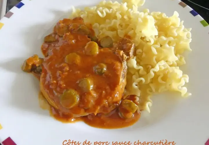 Côtes de porc sauce charcutière, un plat savoureux avec des pâtes frisées.