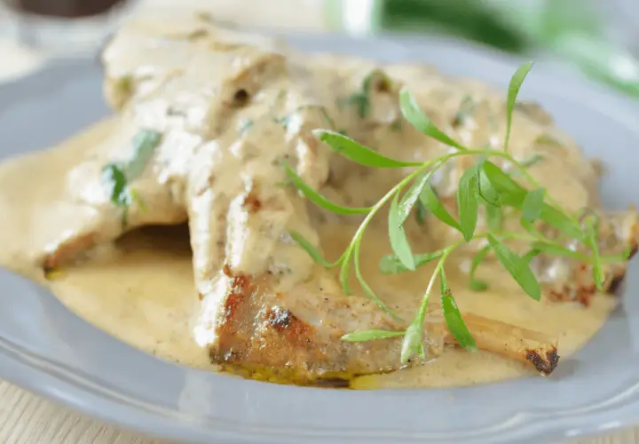 Lapin à la moutarde crémeuse, garni de romarin frais. Une question se pose : que boire avec un lapin à la moutarde ?