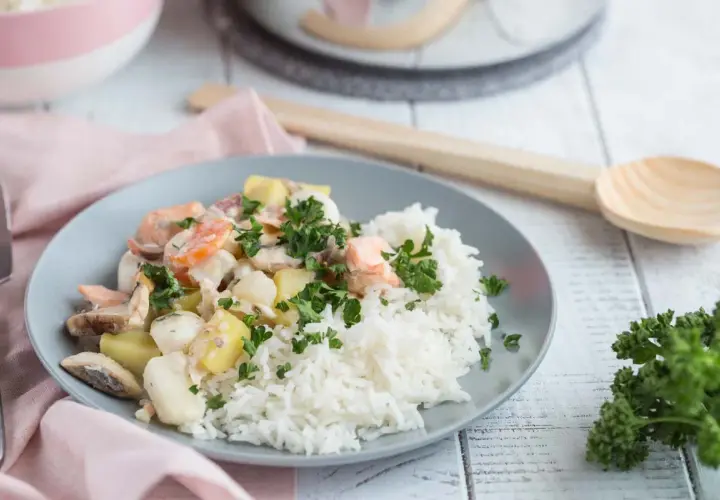 Navarin de la mer avec riz blanc, carottes, pommes de terre et poisson. Quel accompagnement pour ce plat savoureux ?