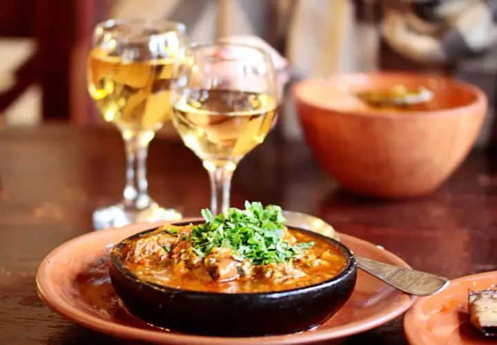 Un plat épicé de chili con carne, garni de persil frais, accompagné de deux verres de vin blanc. Quel vin blanc avec chili con carne ?