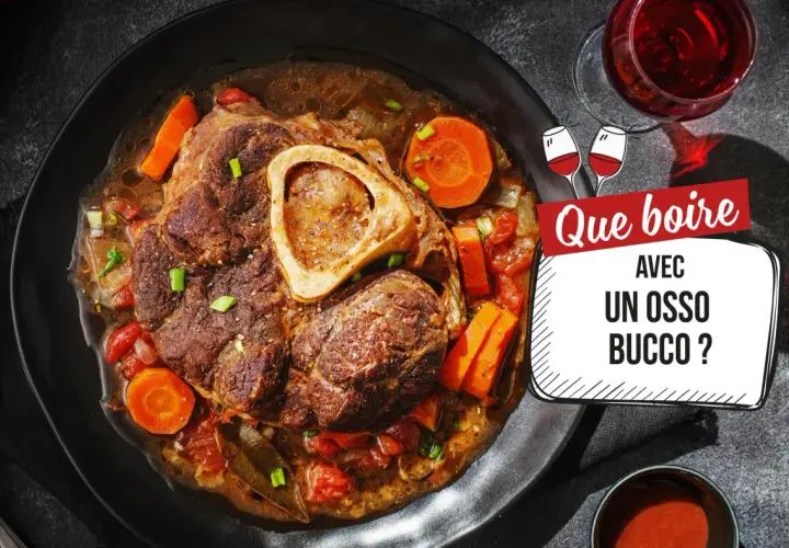 Un plat d'osso bucco savoureux, avec carottes et tomates, servi dans une assiette noire. La question "Que boire avec un osso bucco ?" est affichée à côté d'un verre de vin rouge.