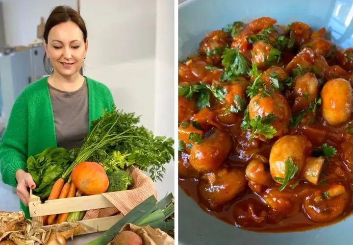 Une femme tient un panier de légumes frais. À côté, un plat appétissant de champignons à la grecque, garni de persil frais.