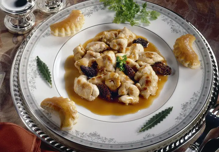 Un délicieux sauté de veau aux champignons, servi avec des feuilletés. Quel vin avec un sauté de veau aux champignons ? Un vin blanc sec ou un rouge léger.