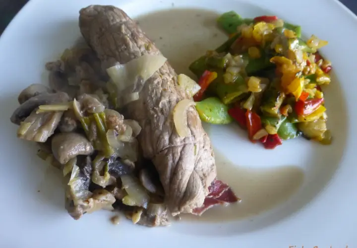 Un plat de bocconcini de veau tendre, servi avec des champignons sautés et des poivrons colorés. Un délice !