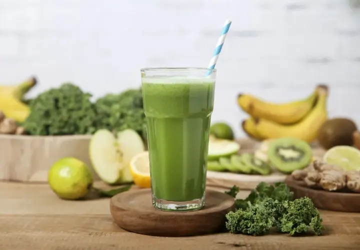 Un verre de smoothie vert, fait de fruits et légumes comme des bananes, pommes, kiwis et kale. C'est ça, qu'est ce qu'un smoothie !