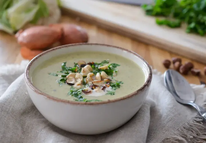 Velouté d'asperges chef étoilé, garni de noisettes grillées et persil frais. Une touche de crème pour parfaire ce délice.
