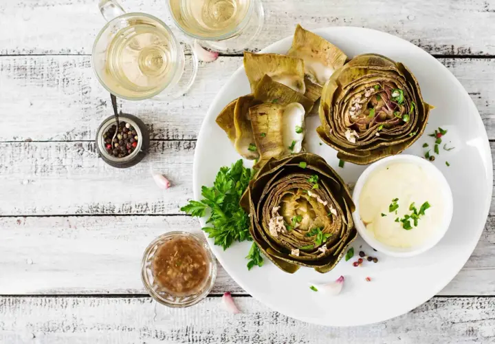 Artichauts à la romaine, tendres et savoureux, servis avec une sauce crémeuse et des herbes fraîches. Un délice pour les papilles.
