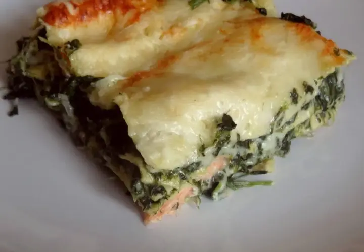 Part de lasagne saumon épinard béchamel, gratinée et savoureuse. Une recette parfaite pour un repas réconfortant.