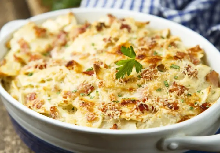 Une délicieuse tartiflette gratinée, parfaite avec un vin blanc savoyard. Quel vin pour une tartiflette ? Un Apremont ou un Chignin !
