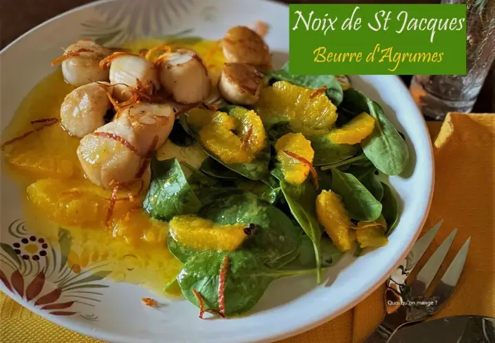 Noix de Saint-Jacques poêlées sur lit d'épinards et d'oranges, une recette de coquille saint jacques facile et savoureuse.