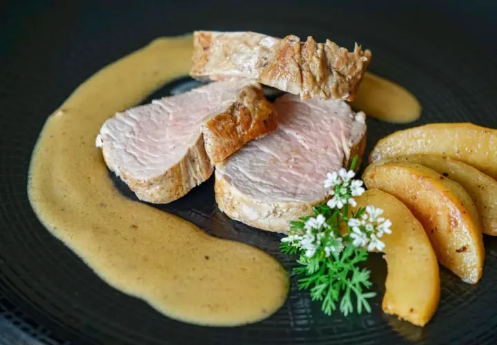 Filet mignon de porc, sauce onctueuse, pommes caramélisées. Une recette digne d'un chef étoilé pour un repas d'exception.