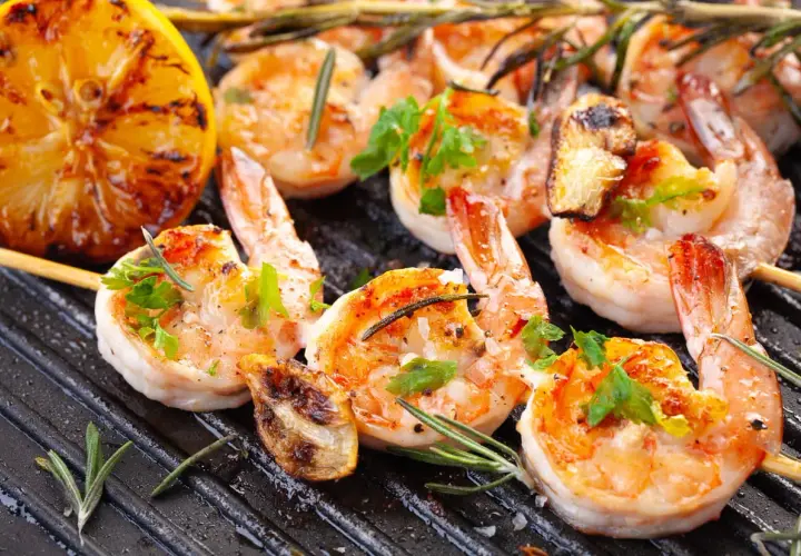 Crevettes grillées sur plancha, citron rôti et herbes fraîches. Une recette plancha conviviale parfaite pour partager.