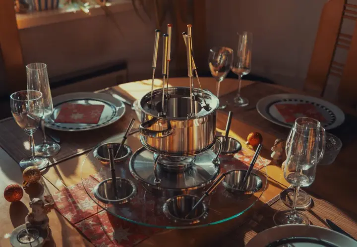 Service à fondue chinoise prêt pour un repas convivial. Quel vin avec fondue chinoise ? La table est dressée avec soin, attendant les convives.