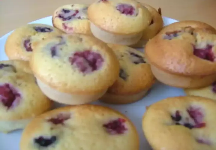 Petits gâteaux individuels aux fruits rouges, une recette facile pour le goûter.