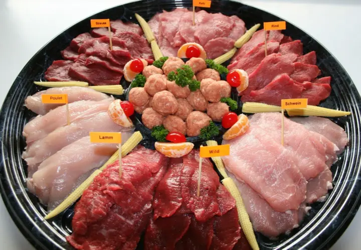 Plateau de viandes variées pour fondue bourguignonne : bœuf, poulet, agneau, porc, veau, autruche et gibier.