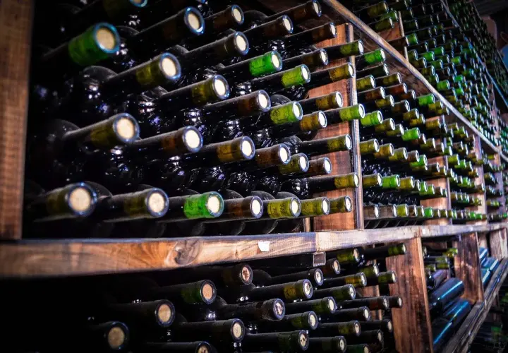Des étagères en bois remplies de bouteilles de vin, un spectacle impressionnant pour la garde des vins.