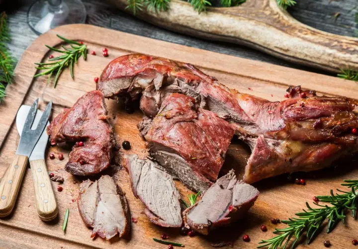 Gigot de 7 heures, tendre et juteux, prêt à être dégusté. Quel vin avec ce plat ? Un vin rouge corsé, comme un Bordeaux ou un Rhône, serait parfait.