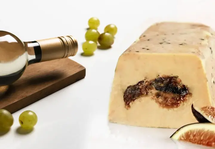 Bouteille de vin blanc, raisins et foie gras aux figues, un accord parfait pour le saumon.