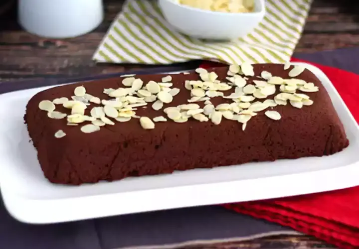 Une délicieuse marquise au chocolat, parsemée d'amandes effilées, prête à être dégustée.