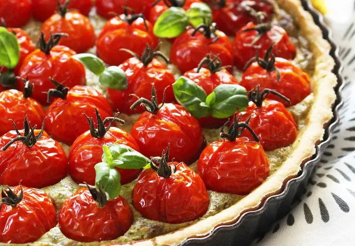 Tarte aux tomates cerises rôties et basilic frais, un accompagnement tarte tomate parfait pour l'été.
