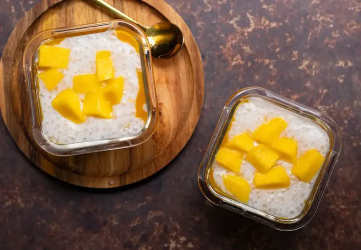 Deux coupelles de tapioca au lait de coco, garnies de dés de mangue fraîche. Un délice tropical.