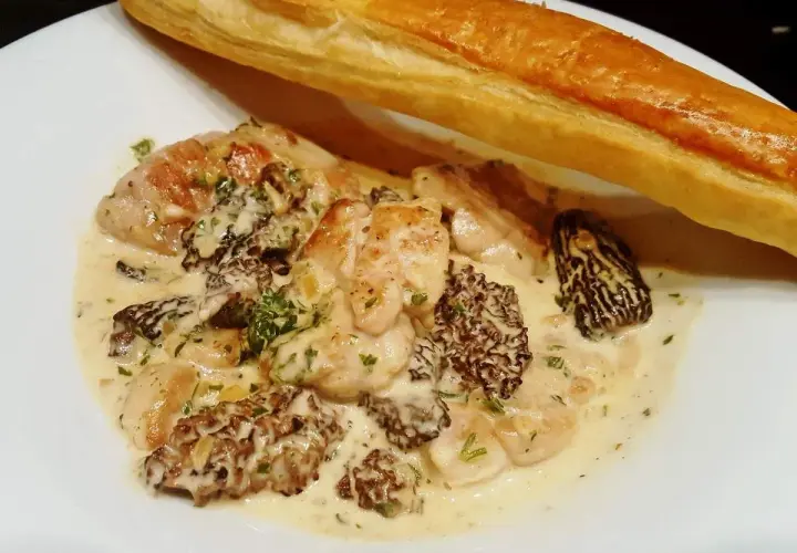 Quel accompagnement avec des ris de veau aux morilles ? Une belle baguette dorée pour saucer cette divine sauce crémeuse aux morilles et ris de veau.