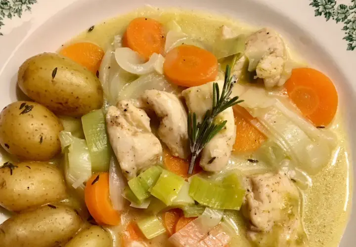Un réconfortant waterzoi de poisson, avec des pommes de terre, carottes, poireaux et poulet, garni de romarin.