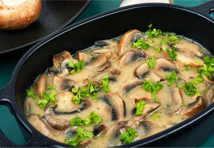 Champignons à la crème, tendres et savoureux, mijotés dans une sauce onctueuse et parsemés de persil frais. Un délice réconfortant.