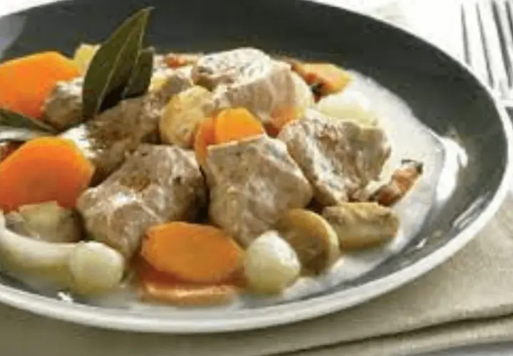Blanquette de veau cocotte minute : tendres morceaux de veau mijotés avec carottes, oignons grelots et laurier dans une sauce onctueuse.