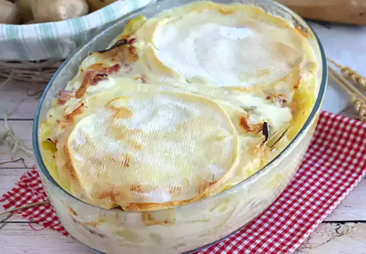 Un plat de tartiflette traditionnelle gratinée, avec son fromage fondant et ses lardons, prêt à être dégusté.