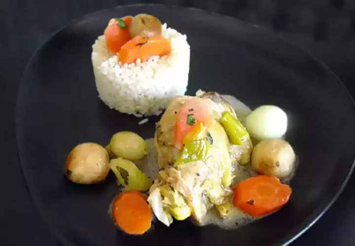 Un plat de blanquette de poulet avec riz, carottes et pommes de terre. Un délice pour les papilles !