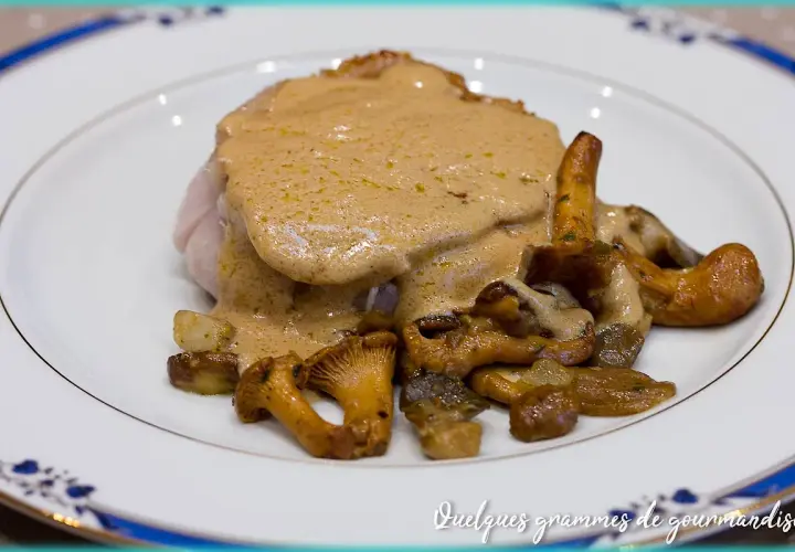 Un délicieux grenadin de veau nappé d'une sauce onctueuse, accompagné de girolles poêlées. Un plat qui promet une expérience gourmande.