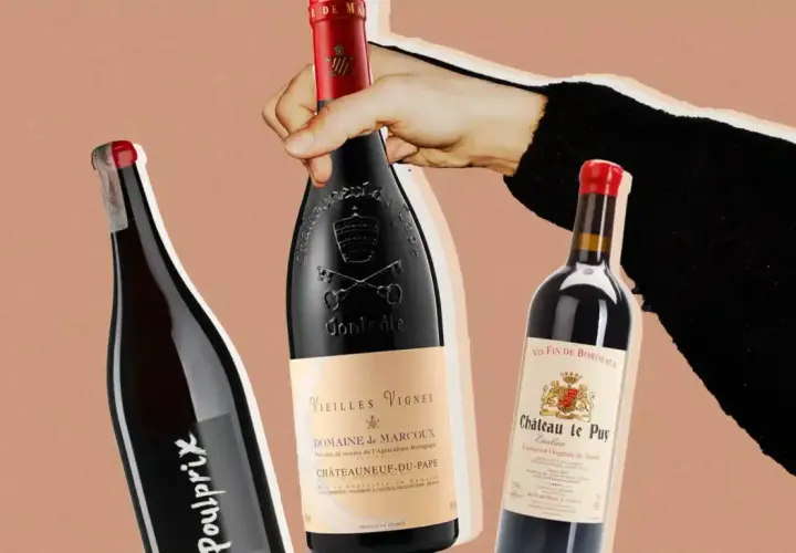 Trois bouteilles de vin rouge, dont un Châteauneuf-du-Pape, prêtes à être dégustées. Un choix parfait pour le meilleur vin français.