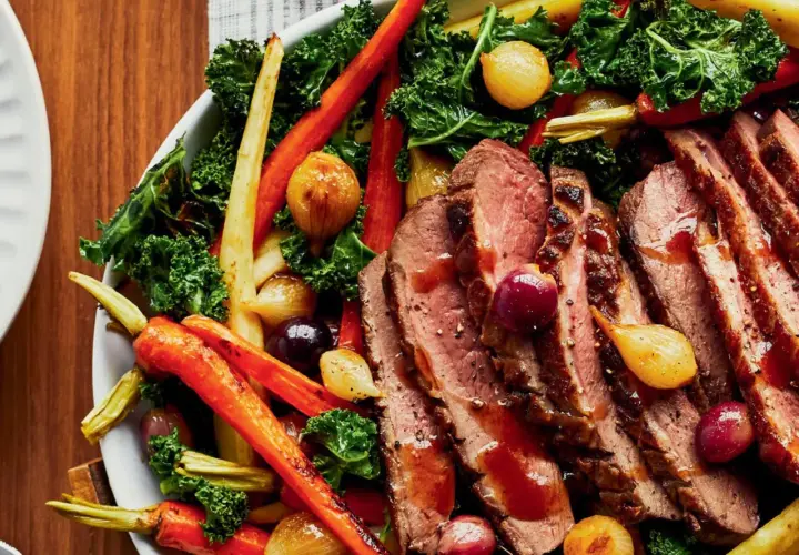 Tranches de magret de canard aux 3 légumes rôtis : carottes, oignons grelots et chou kale. Un plat savoureux et coloré.