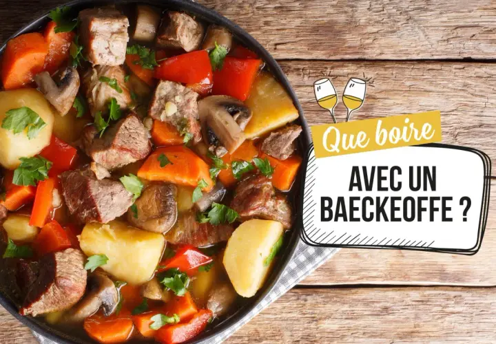 Un plat mijoté de baeckeoffe avec des morceaux de viande, pommes de terre, carottes et champignons. La question "Quel vin avec baeckeoffe ?" est affichée.