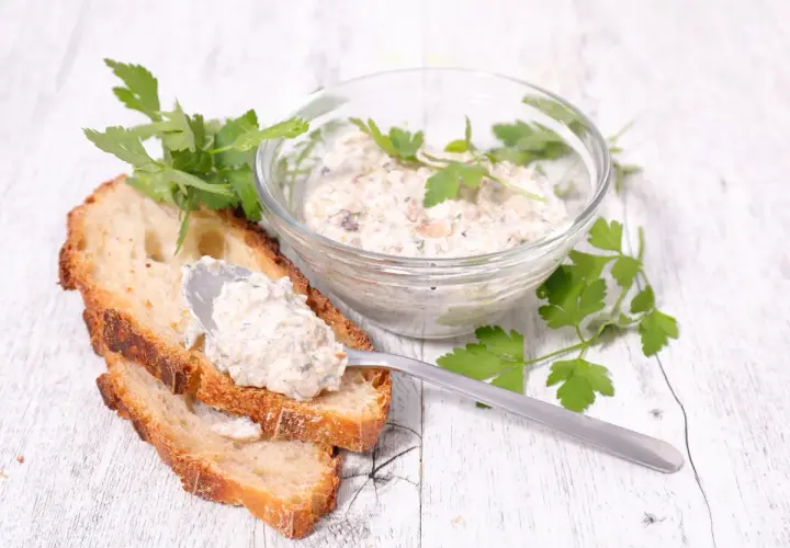Délicieuse recette rillettes de maquereau sur pain grillé, garnie de persil frais. Un délice à tartiner !