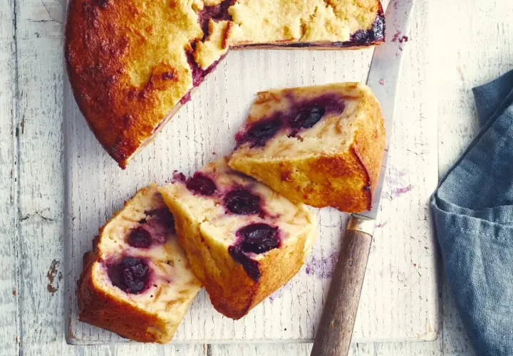 Gâteau aux cerises, une délicieuse recette mendiant alsacien. Des parts généreuses sur une planche en bois.