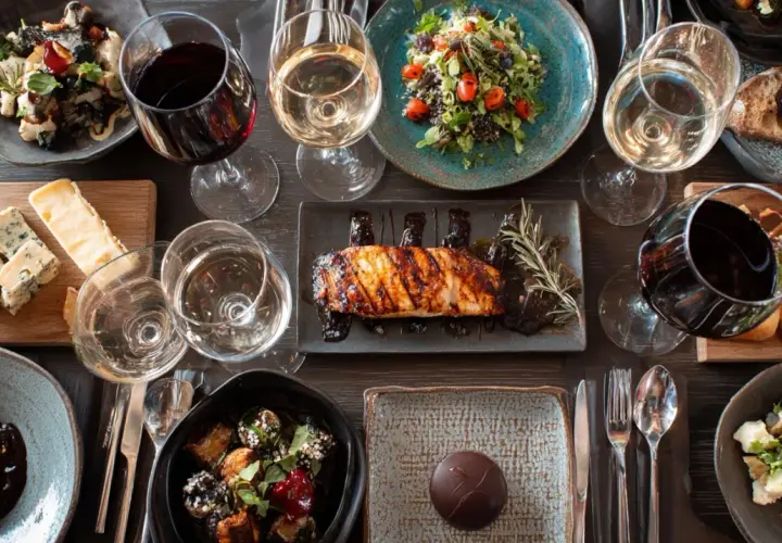 Un festin gourmand : que manger avec du Sauternes ? Fromages, poisson, salade, et même un dessert au chocolat, tout est là pour un accord parfait.