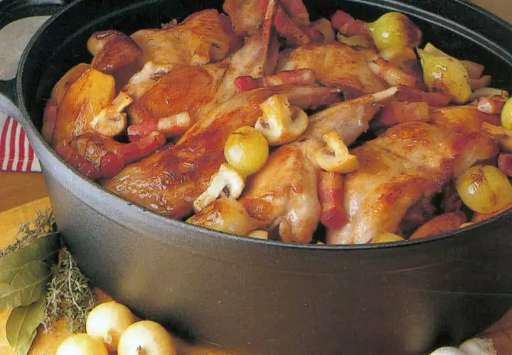 Délicieuse recette de cuisses de lapin en cocotte, mijotées avec des légumes et des lardons. Un plat réconfortant et savoureux.