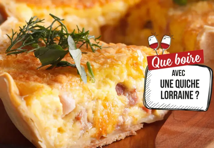 Une part de quiche lorraine garnie d'herbes, avec un encart "Que boire avec une quiche lorraine ?".