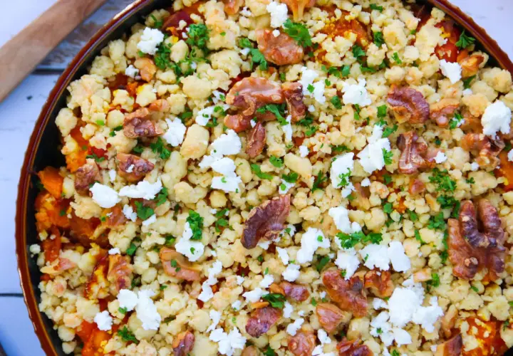 Crumble de légumes aux noix et feta. Une idée savoureuse pour savoir que servir avec un crumble de légumes.