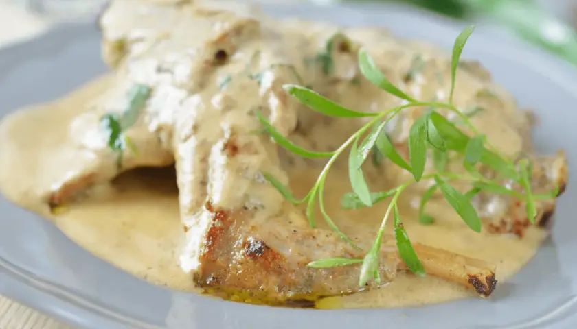 Lapin à la moutarde crémeuse, garni de romarin frais. Une question se pose : que boire avec un lapin à la moutarde ?