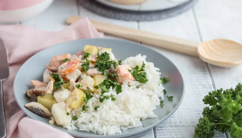 Navarin de la mer avec riz blanc, carottes, pommes de terre et poisson. Quel accompagnement pour ce plat savoureux ?